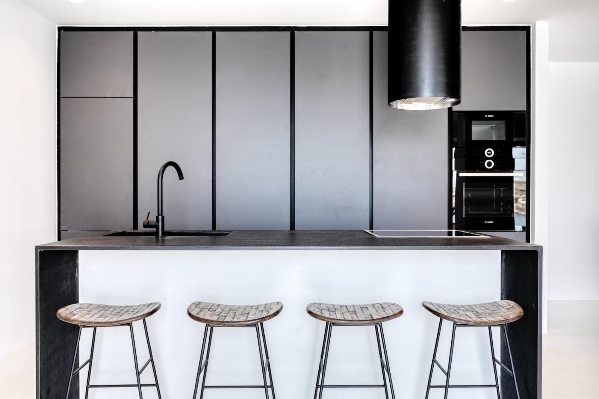 Villa Psarou Black