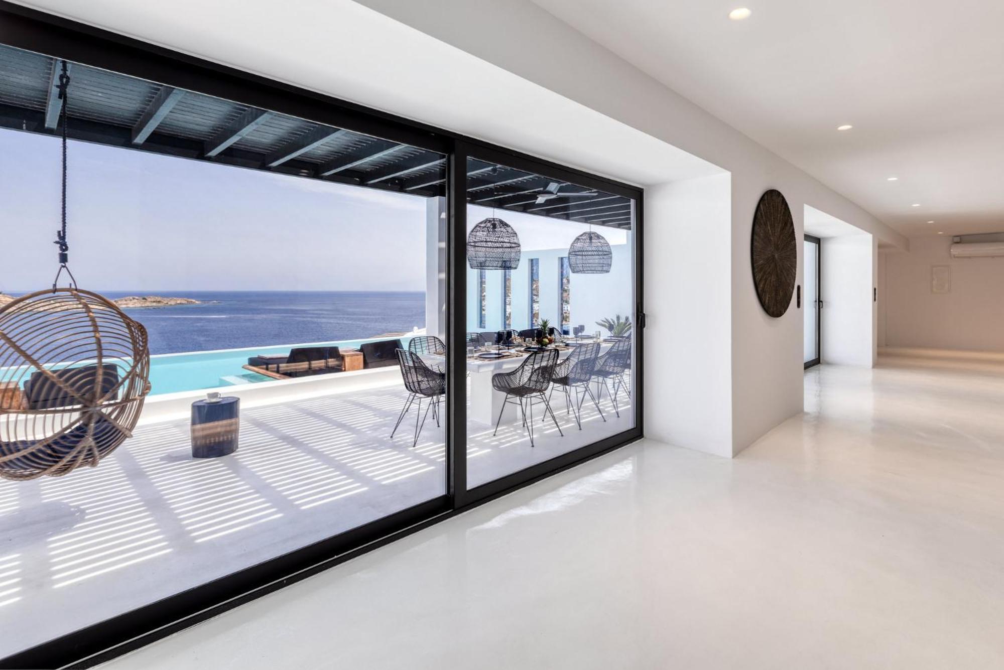 Villa Psarou Black *